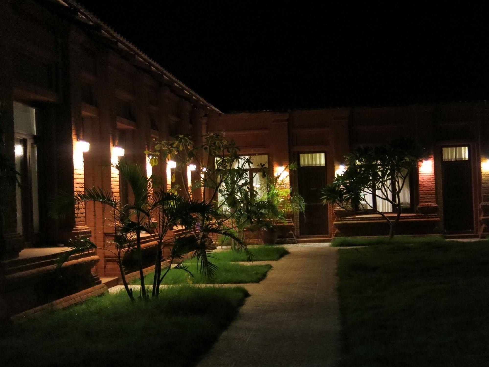 Manisanda Hotel Bagan Exterior foto